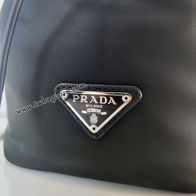 Prada專櫃新款mini水桶包1BH612 普拉達尼龍抽繩肩背包 csp1687